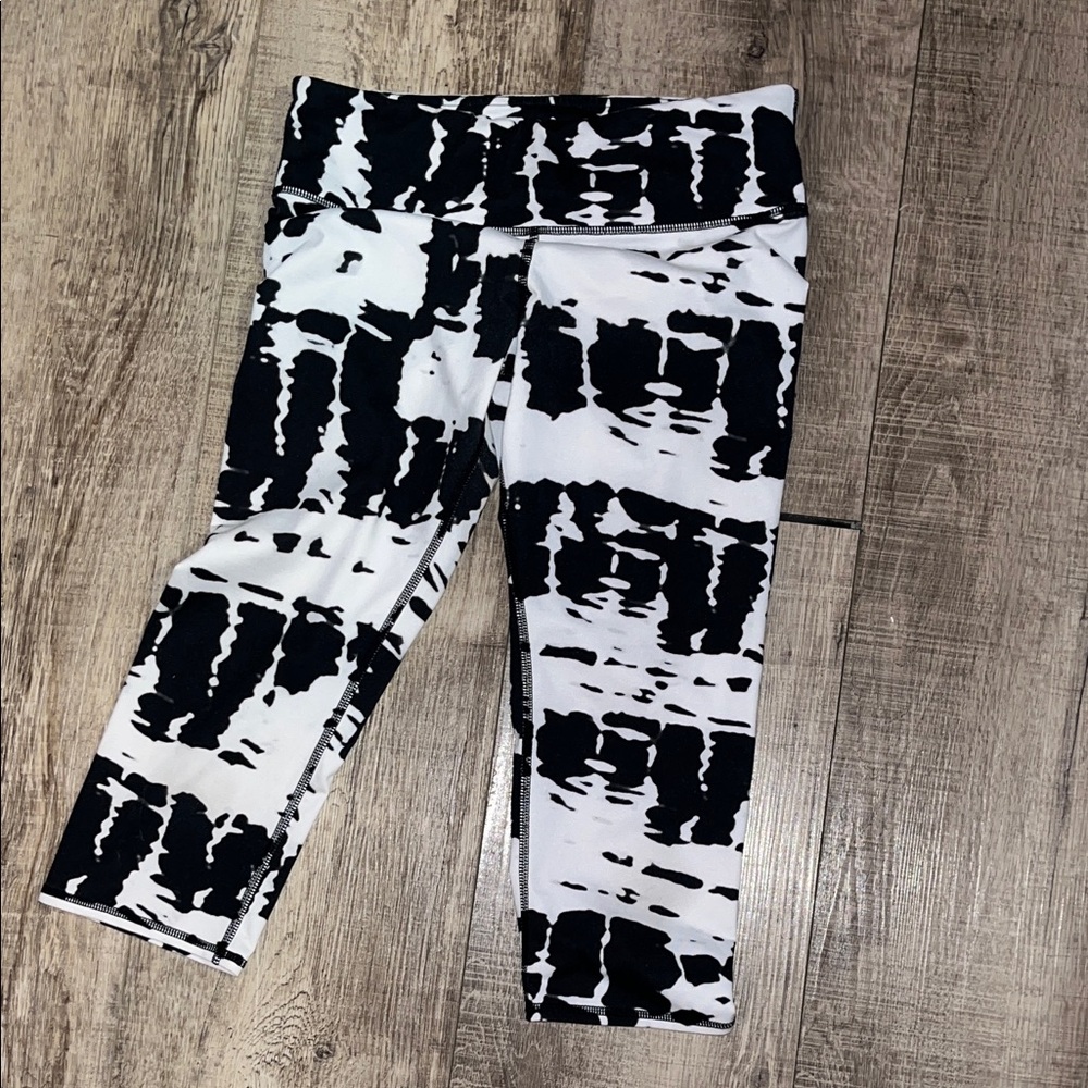 ALO Yoga Black and White Patterned Capris